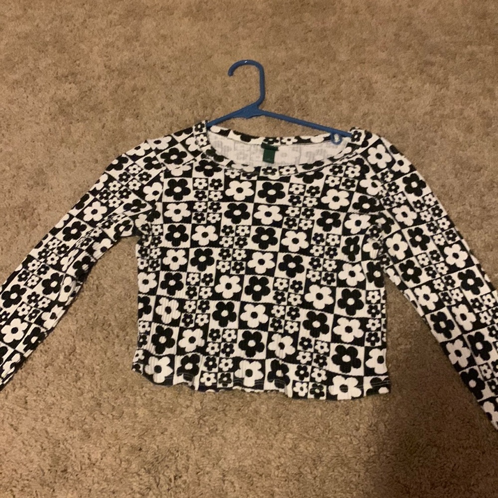 Wild Fable, black and white floral, long sleeve medium tee.